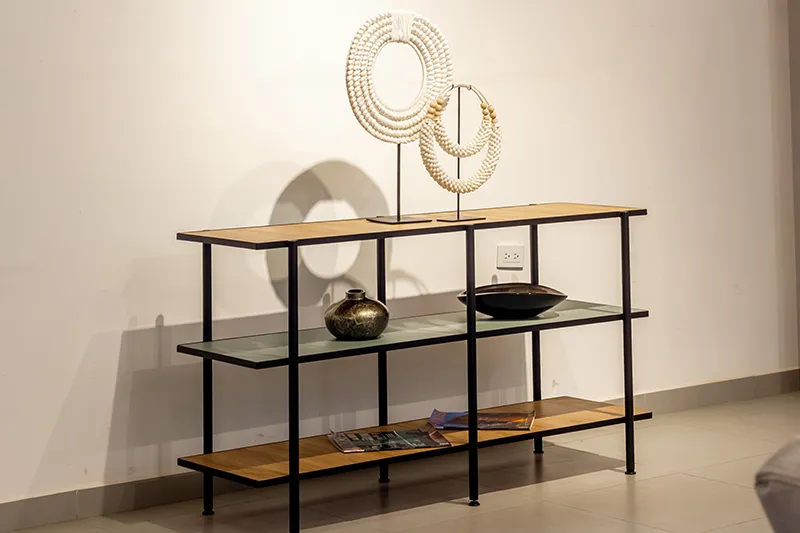  Estantería con Contraste Industrial-Orgánico.