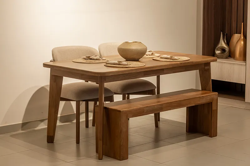 Mesa de Madera Sólida y Asientos Versátiles.